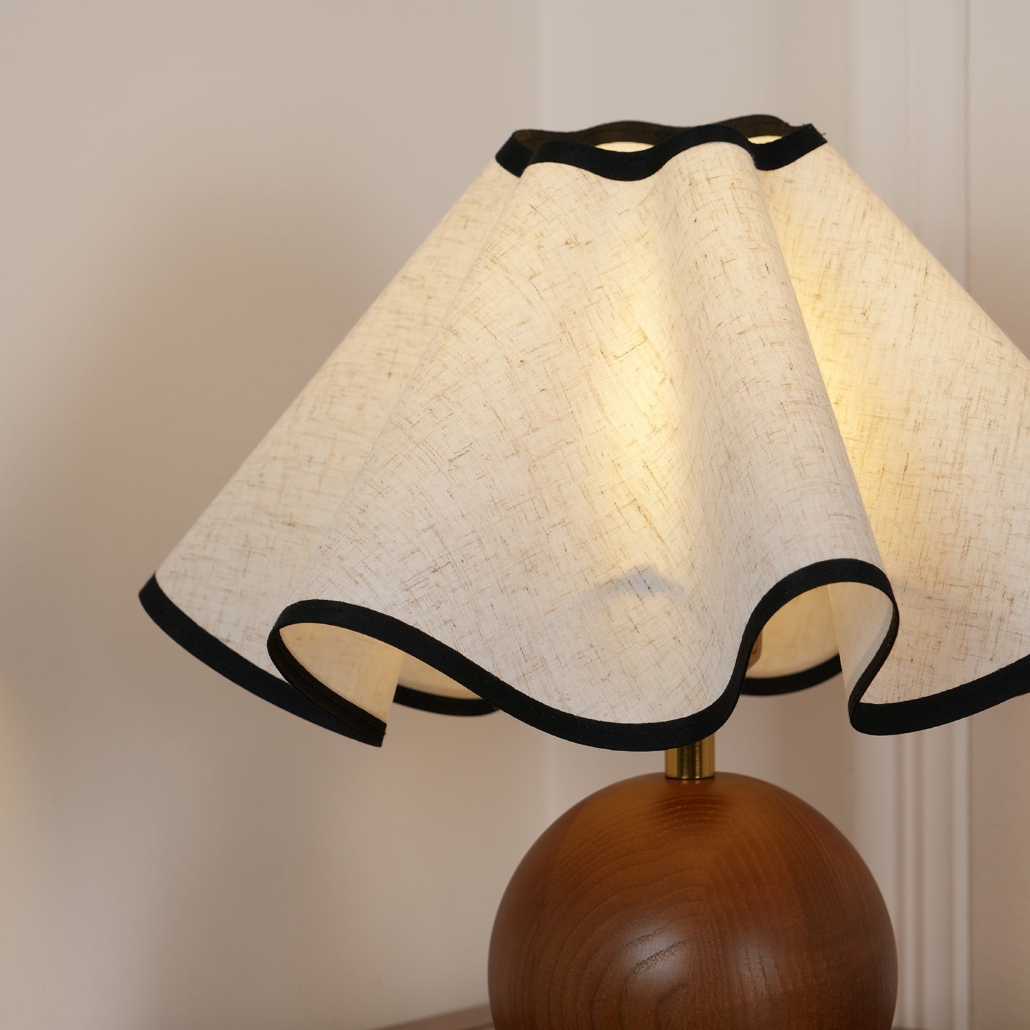 Elegant Wave Shade Table Lamp
